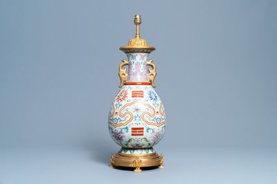Un vase en porcelaine de Chine famille rose à décor de trigrammes monté en lampe en bronze doré, marque de Yongzheng, République
