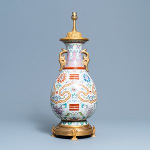 Un vase en porcelaine de Chine famille rose à décor de trigrammes monté en lampe en bronze doré, marque de Yongzheng, République — photo 1