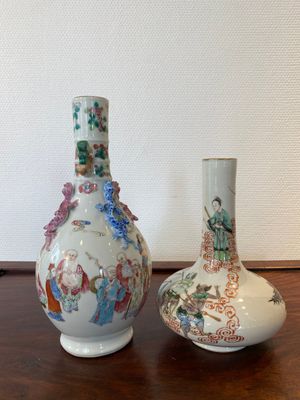 Un vase en porcelaine de Chine famille rose à décor des '18 Luohan' et un vase famille verte, marque de Kangxi, 19ème — photo 2