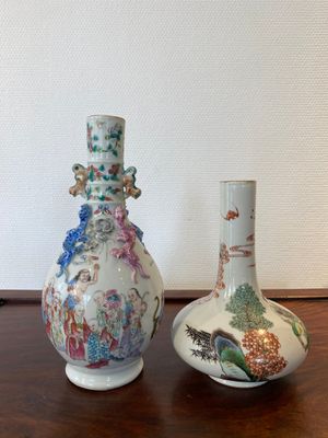 Un vase en porcelaine de Chine famille rose à décor des '18 Luohan' et un vase famille verte, marque de Kangxi, 19ème — photo 3