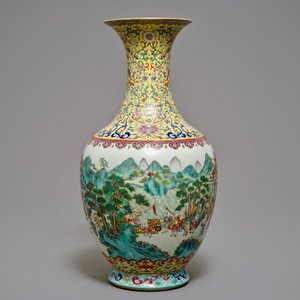 Un vase en porcelaine de Chine famille rose à décor des 'cent garçons', marque de Jiaqing, 19/20ème — photo 2
