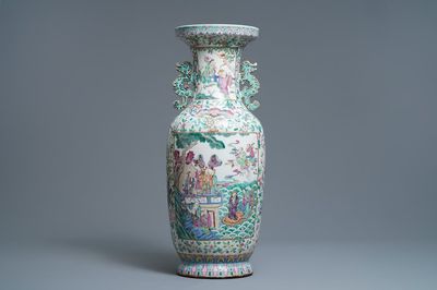 Un vase en porcelaine de Chine famille rose à décor d'immortels, 19ème