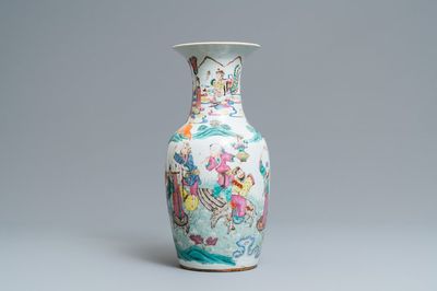 Un vase en porcelaine de Chine famille rose à décor d'immortels, 19ème