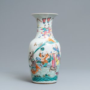 Un vase en porcelaine de Chine famille rose à décor d'immortels, 19ème — photo 2