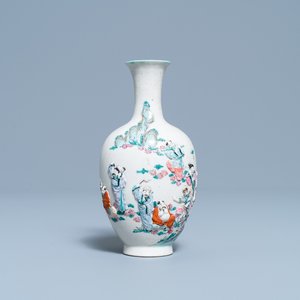 Un vase en porcelaine de Chine famille rose à décor d'immortels en relief, marque de Qianlong, 19ème — photo 1