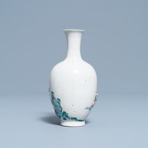 Un vase en porcelaine de Chine famille rose à décor d'immortels en relief, marque de Qianlong, 19ème — photo 3