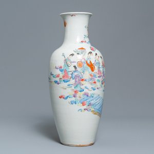 Un vase en porcelaine de Chine famille rose à décor d'immortels, marque de Qianlong, République — photo 2