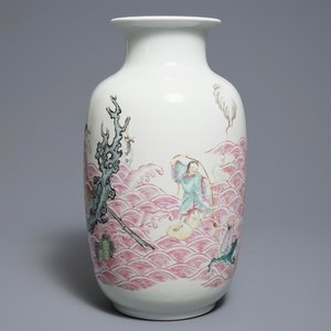 Un vase en porcelaine de Chine famille rose à décor d'Immortels, République, 20ème — photo 4