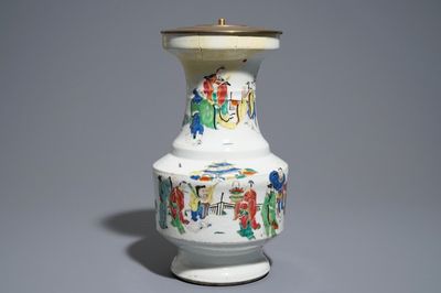 Un vase en porcelaine de Chine famille rose à décor d'Immortels, Yongzheng