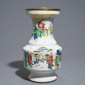 Un vase en porcelaine de Chine famille rose à décor d'Immortels, Yongzheng — photo 1