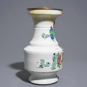 Un vase en porcelaine de Chine famille rose à décor d'Immortels, Yongzheng — photo 2