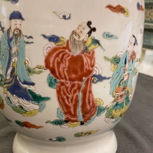 Un vase en porcelaine de Chine famille rose à décor d'immortels, Yongzheng — photo 13