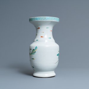 Un vase en porcelaine de Chine famille rose à décor d'immortels, Yongzheng — photo 3