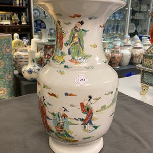 Un vase en porcelaine de Chine famille rose à décor d'immortels, Yongzheng — photo 10