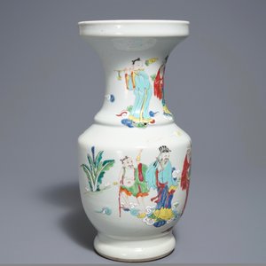 Un vase en porcelaine de Chine famille rose à décor d'Immortels, Yongzheng — photo 2
