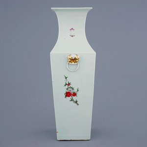 Un vase en porcelaine de Chine famille rose à décor d'oiseaux parmis des fleurs, 19/20ème — photo 2