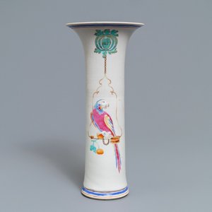 Un vase en porcelaine de Chine famille rose à décor du 'Perroquet perché', Yongzheng — photo 1