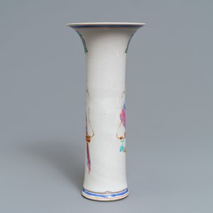 Un vase en porcelaine de Chine famille rose à décor du 'Perroquet perché', Yongzheng — photo 2