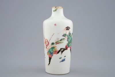Un vase en porcelaine de Chine famille rose à décor d'un combat, Yongzheng, 1723-1735