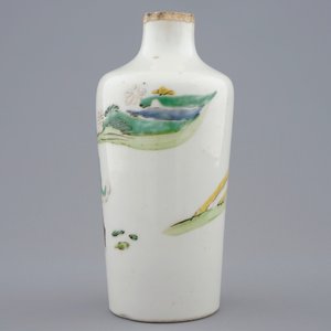 Un vase en porcelaine de Chine famille rose à décor d'un combat, Yongzheng, 1723-1735 — photo 3