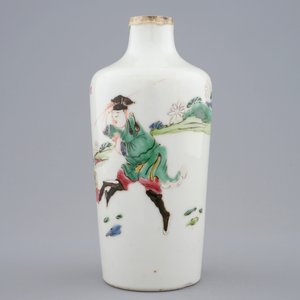 Un vase en porcelaine de Chine famille rose à décor d'un combat, Yongzheng, 1723-1735 — photo 4