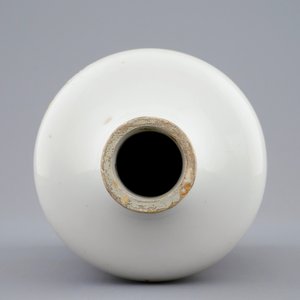 Un vase en porcelaine de Chine famille rose à décor d'un combat, Yongzheng, 1723-1735 — photo 5