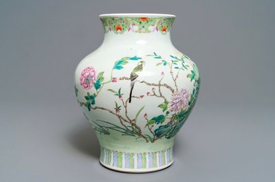 Un vase en porcelaine de Chine famille rose à décor d'un oiseau parmi fleurs, 19ème