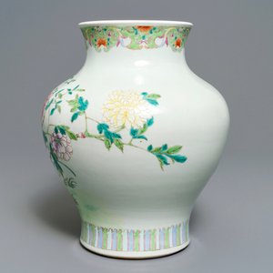 Un vase en porcelaine de Chine famille rose à décor d'un oiseau parmi fleurs, 19ème — photo 3