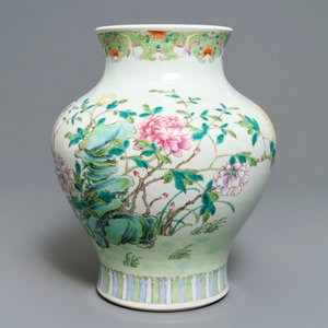Un vase en porcelaine de Chine famille rose à décor d'un oiseau parmi fleurs, 19ème — photo 4