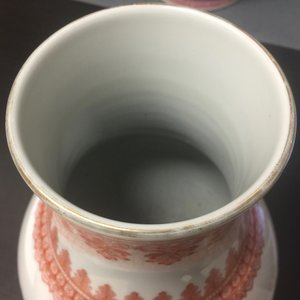 Un vase en porcelaine de Chine famille rose à décor d'un paon, 20ème — photo 7
