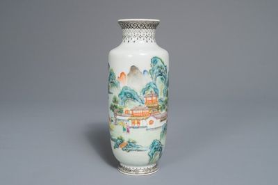 Un vase en porcelaine de Chine famille rose à décor d'un paysage, marque de Qianlong, République, 20ème