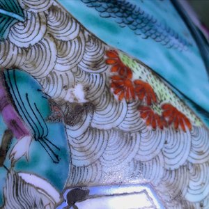 Un vase en porcelaine de Chine famille rose à décor d'une scène de court, 19ème — photo 11