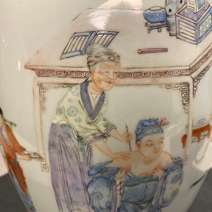 Un vase en porcelaine de Chine famille rose à décor d'une scène de tatouage du 'Jing Zhang Bao Guo', marque de Qianlong, 19/20ème — photo 13