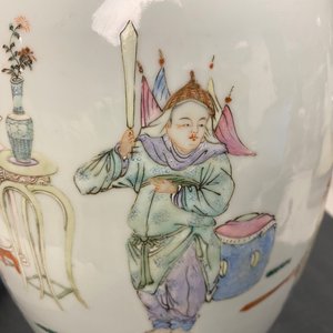 Un vase en porcelaine de Chine famille rose à décor d'une scène de tatouage du 'Jing Zhang Bao Guo', marque de Qianlong, 19/20ème — photo 14