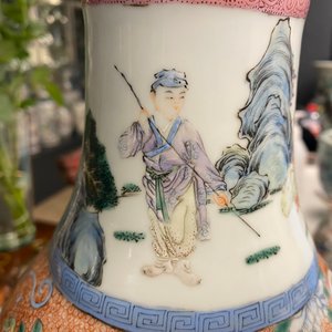 Un vase en porcelaine de Chine famille rose à décor d'une scène de tatouage du 'Jing Zhang Bao Guo', marque de Qianlong, 19/20ème — photo 15