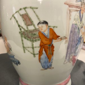 Un vase en porcelaine de Chine famille rose à décor d'une scène de tatouage du 'Jing Zhang Bao Guo', marque de Qianlong, 19/20ème — photo 16