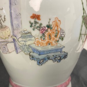 Un vase en porcelaine de Chine famille rose à décor d'une scène de tatouage du 'Jing Zhang Bao Guo', marque de Qianlong, 19/20ème — photo 17