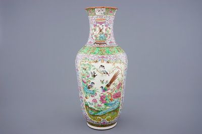 Un vase en porcelaine de Chine famille rose à décor en relief, 19ème