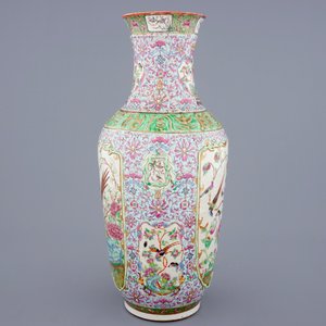 Un vase en porcelaine de Chine famille rose à décor en relief, 19ème — photo 2