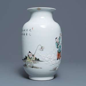 Un vase en porcelaine de Chine famille rose à décor en relief, marque de Qianlong, République, 20ème — photo 3