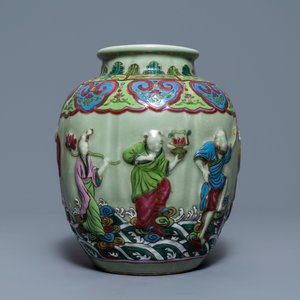 Un vase en porcelaine de Chine famille rose à décor en relief sur fond céladon, 19/20ème — photo 2