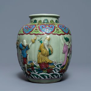 Un vase en porcelaine de Chine famille rose à décor en relief sur fond céladon, 19/20ème — photo 5