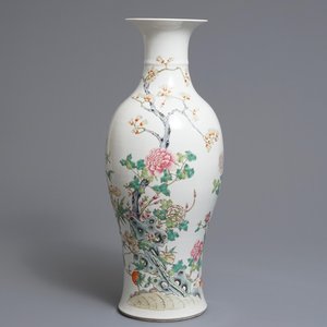 Un vase en porcelaine de Chine famille rose à décor floral, 19/20ème — photo 1