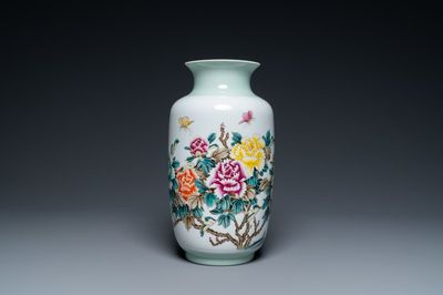 Un vase en porcelaine de Chine famille rose à décor floral, 20ème
