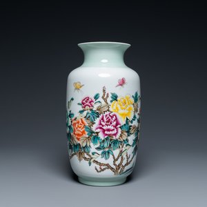 Un vase en porcelaine de Chine famille rose à décor floral, 20ème — photo 1
