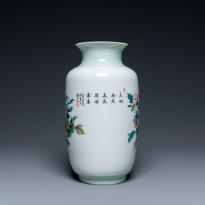 Un vase en porcelaine de Chine famille rose à décor floral, 20ème — photo 3