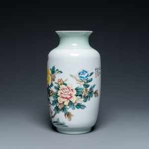 Un vase en porcelaine de Chine famille rose à décor floral, 20ème — photo 4