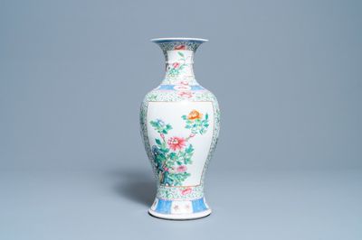 Un vase en porcelaine de Chine famille rose à décor floral, marque de Hongxian, République