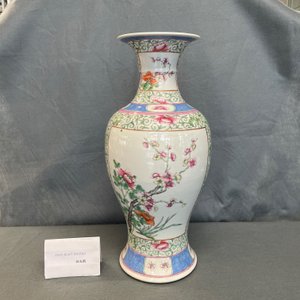 Un vase en porcelaine de Chine famille rose à décor floral, marque de Hongxian, République — photo 7