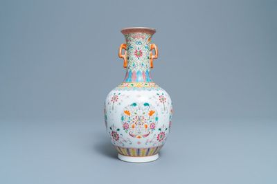 Un vase en porcelaine de Chine famille rose à décor floral, marque de Qianlong, République